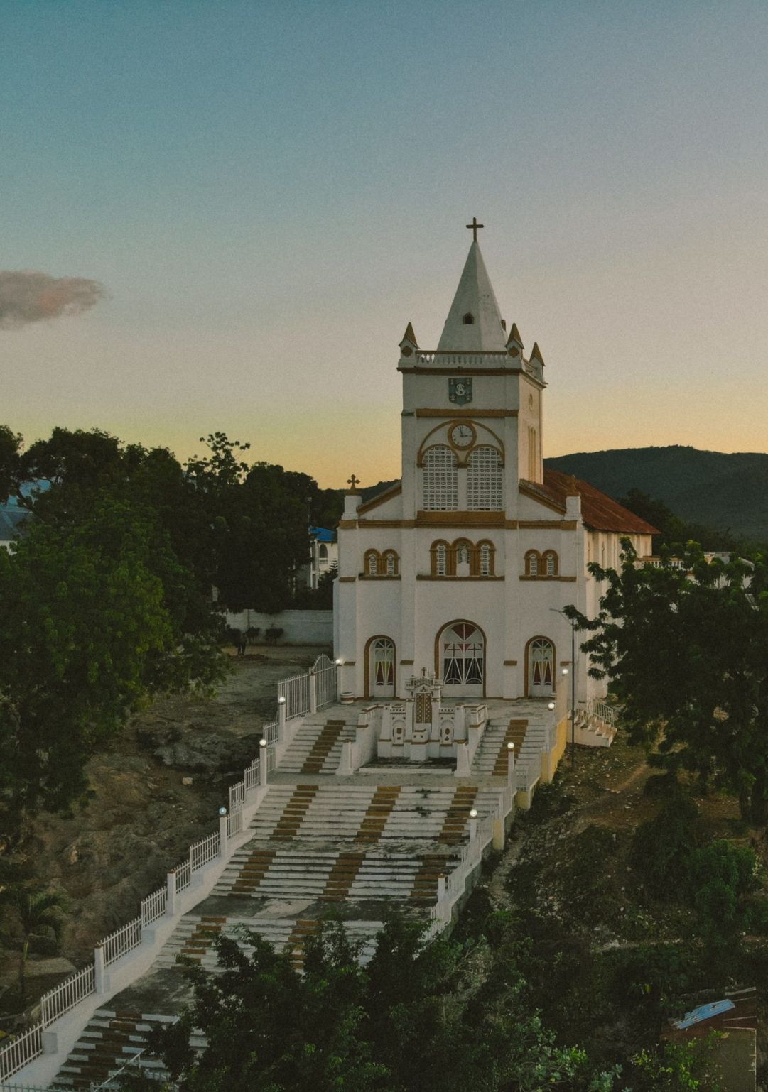 Kathedrale St. Anne in Anse-a-Veau, Haiti: weiße Kirche auf einem Hügel, zu der eine lange Treppe hochführt