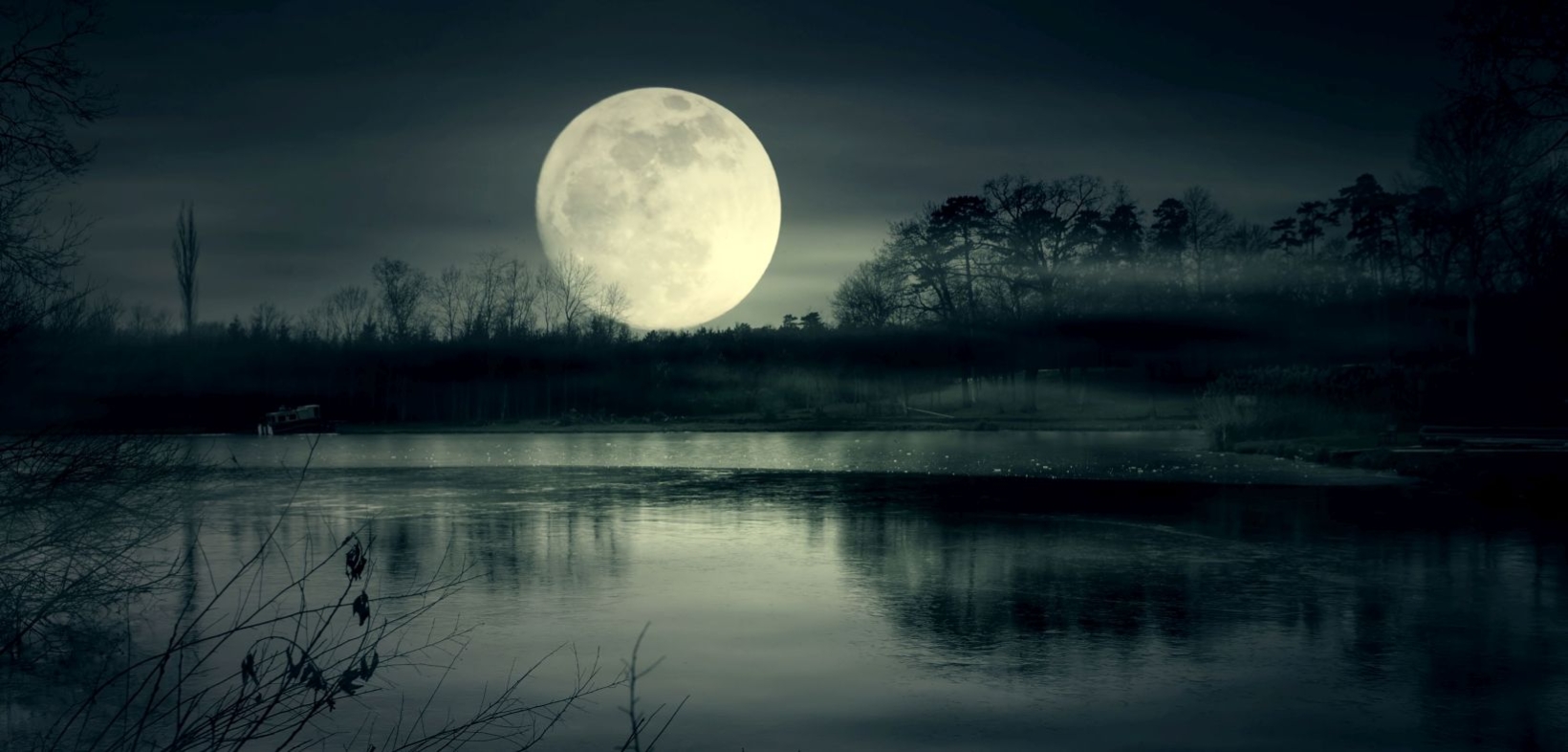 Mond scheint über einem See