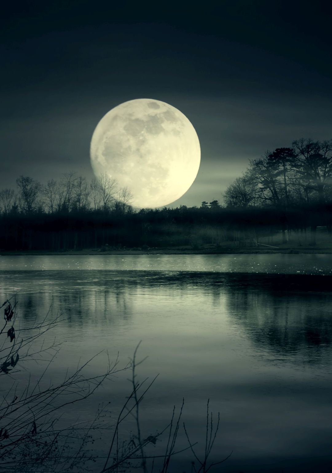 Mond scheint über einem See