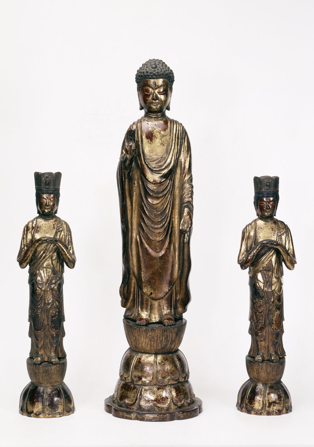 Amida-Trias, Japan, 14. Jh.: drei Figuren aus Holz mit Goldlack, in der Mitte als größte Figur Buddha Amida