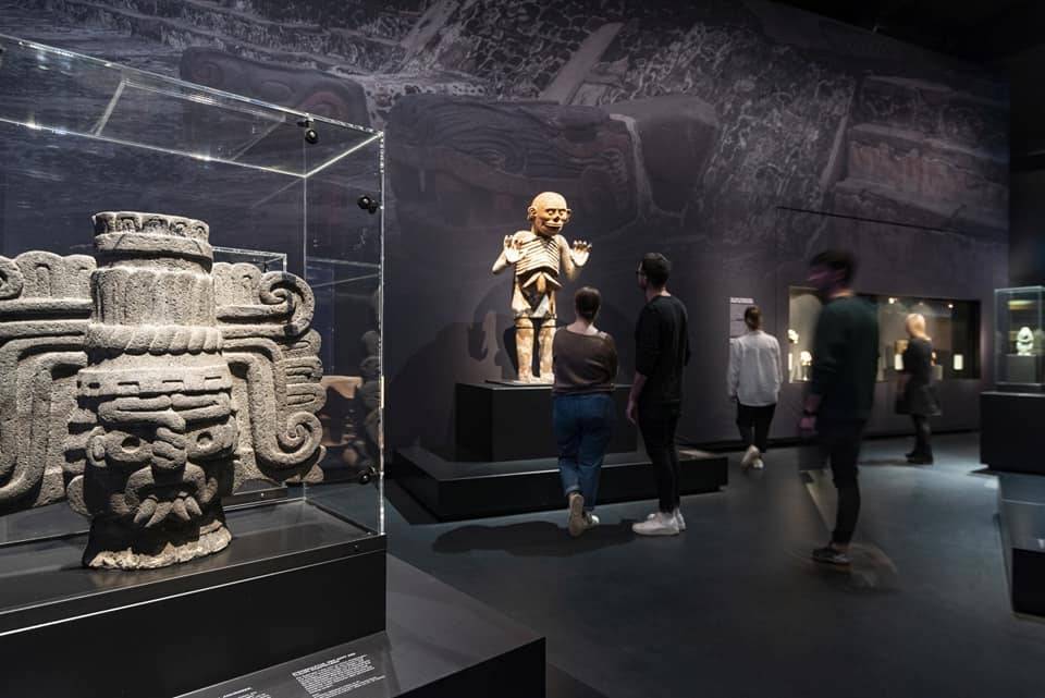 Besucher:innen in der Ausstellung "Azteken"