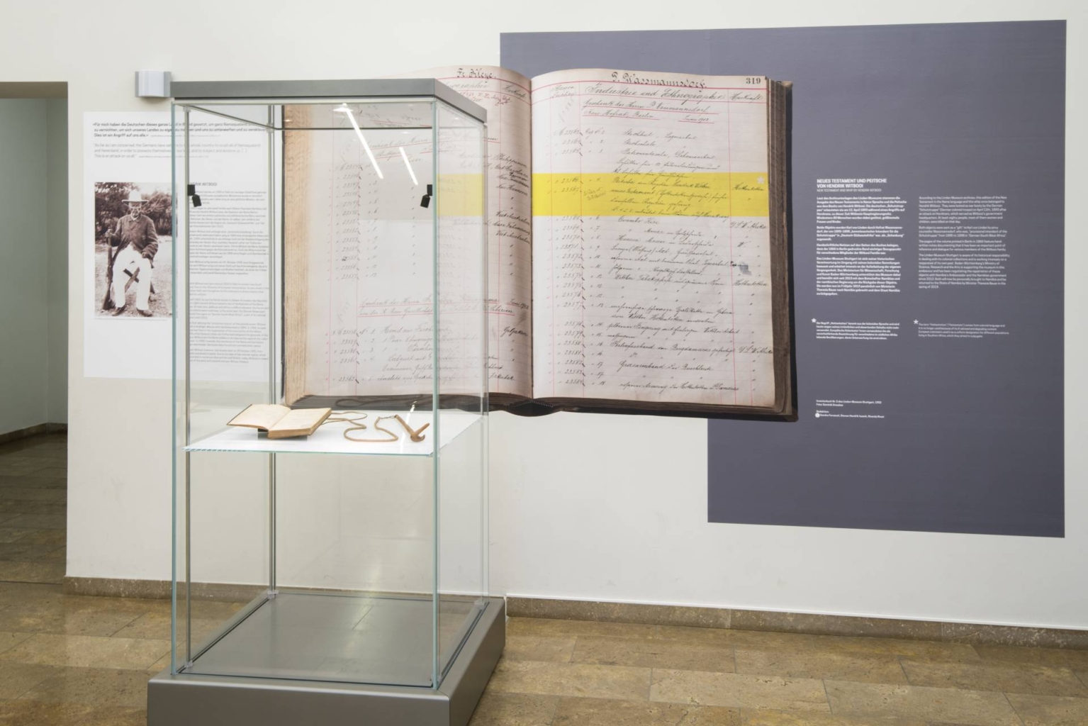 Ausstellungsansicht der Bibel und Peitsche von Hendrik Witbooi im Flur des Museums