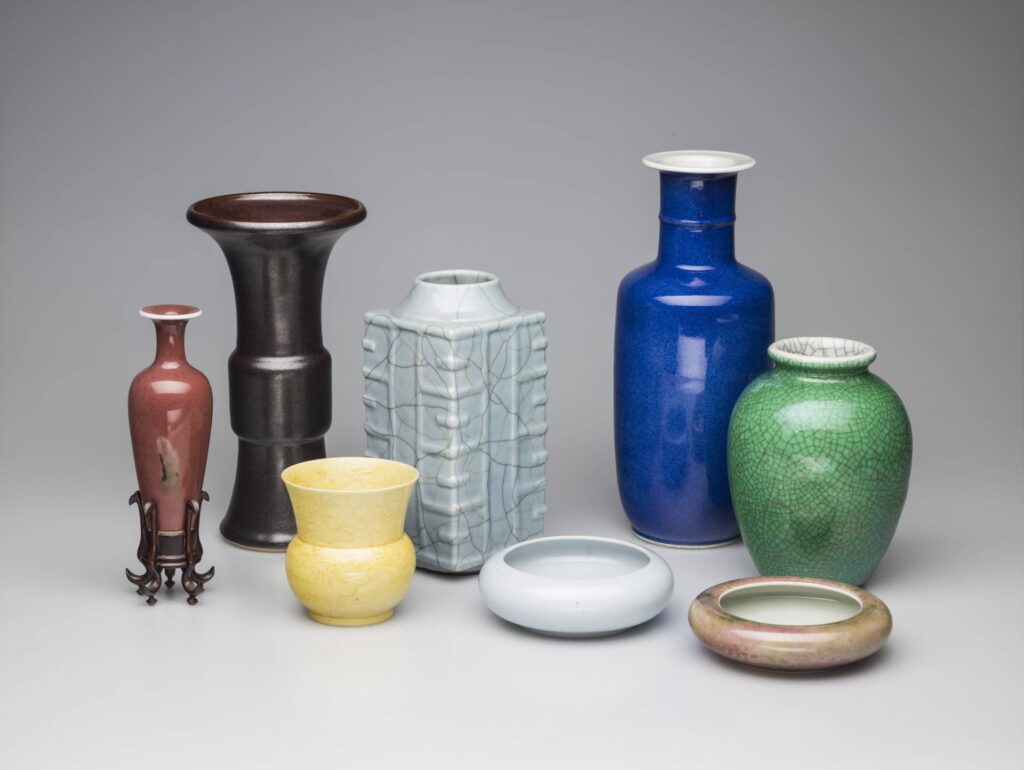 Chinesische Vasen in verschiedenen Farben und Formen