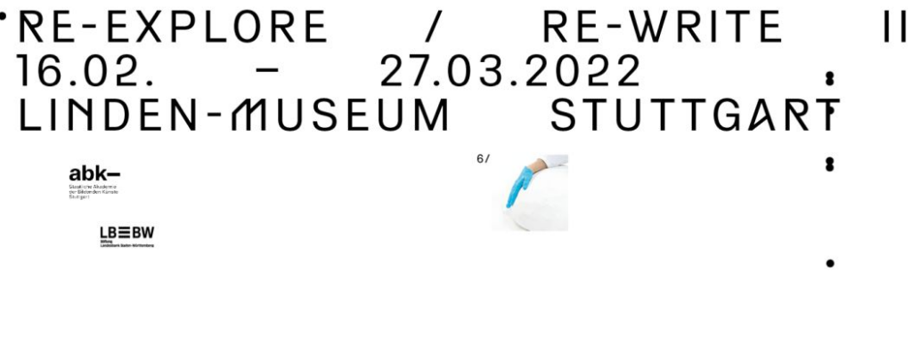 Ausschnitt vom Ausstellungsplakat für die Präsentation "re-explore / re-write II" mit Titel und Logos. Mittig befindet sich ein Foto, das auf die Arbeit von Vesna Hetzel hinweist- Eine Hand mit türkisfarbenem Handschuh hält ein weißes Objekt von oben fest