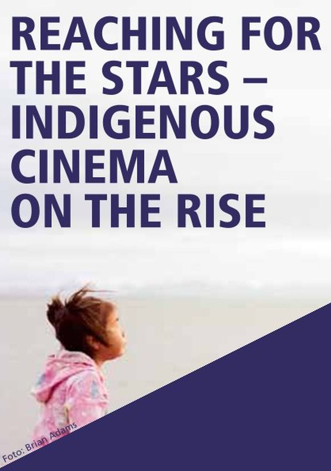 Key Visual von INDIGEN - Das Nordamerika Filmfestival. Ein kleines Inuit-Kind am Meer. Schriftzug "Recaching for the Stars - Indigenous Cinema on the Rise"