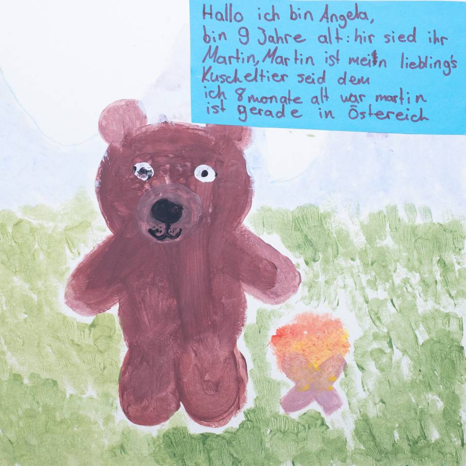 Bild von einem Teddybären auf einer Blumenwiese mit begleitendem Text der neunjährigen Angela