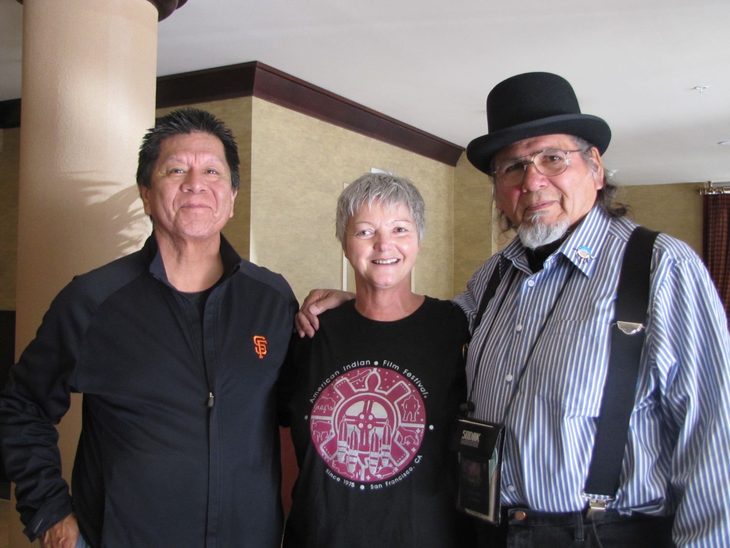 Michael Smith, Sonja Schierle, Dennis Banks mit Hut