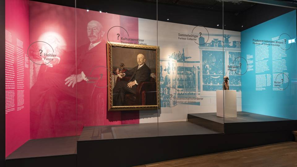 Ausstellungsmodul zur Person Karl Graf von Linden. In einerr Vitrine hängt ein Portrait von von Linden, rechts davon steht eine kleine Figur, die auch im Portrait abgebildet ist. An der Scheibe stehen Fragen zur Rolle des Grafen.