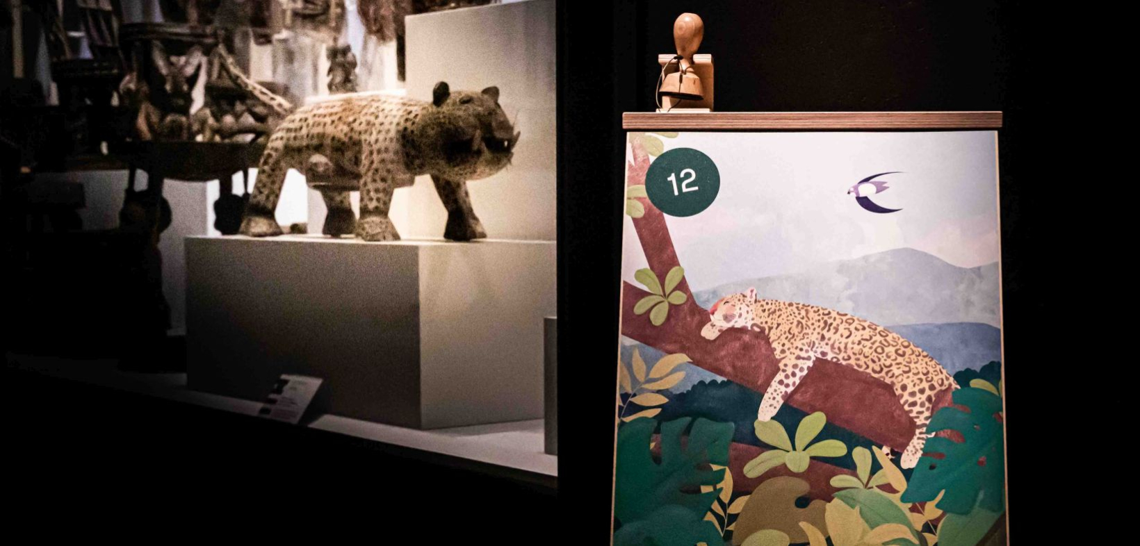 Blick in die Ausstellung "Spurensuche". Zu sehen ist ein hölznerner Leopard sowie eine Leoparden-Zeichnung