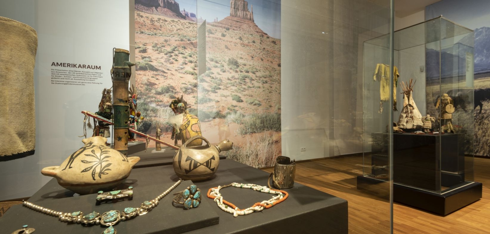 Keramik und Schmuck in einer Vitrine, im Hintergrund ein großes Foto vom Monument Valley