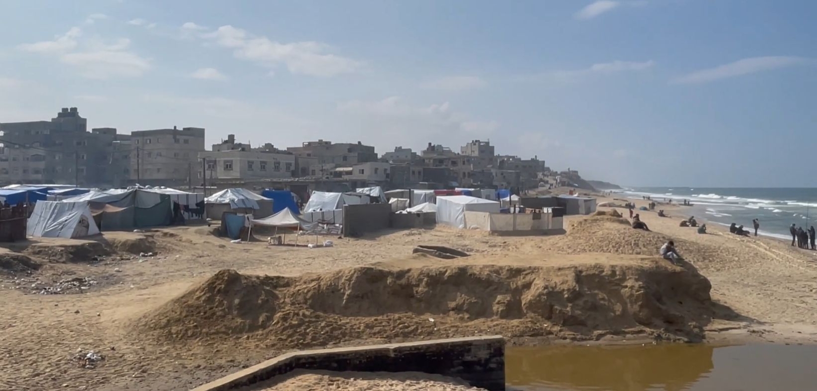 Zelte vor Bebauung am Strand von Gaza