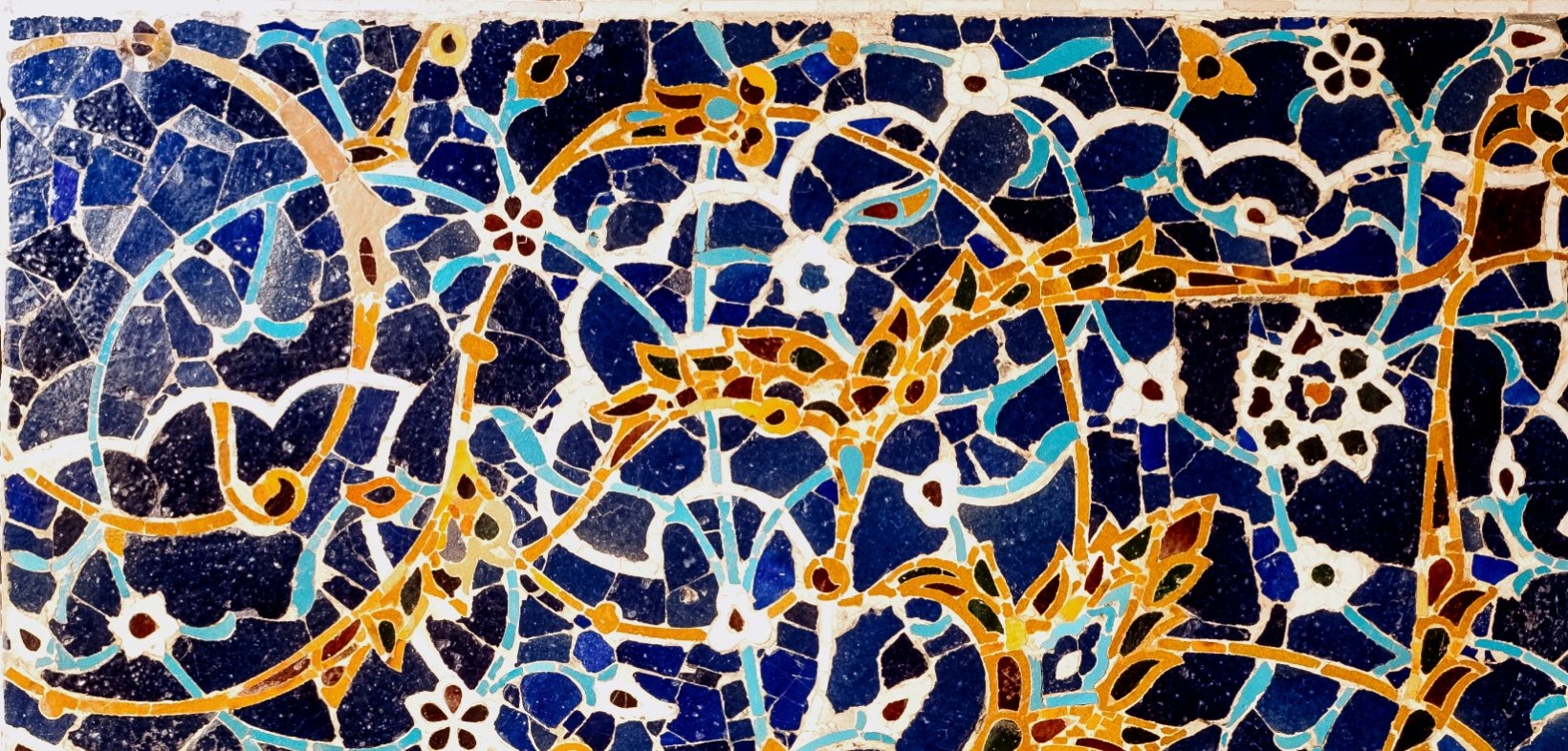 Blau-gelber Mosaikbogen mit floralem Motiv