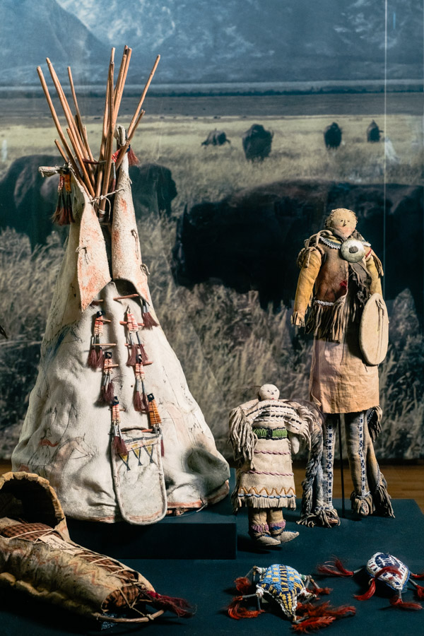 Objekte der Sioux-Lakota, Cheyenne, Blackfoot, Apache und Kiowa im Amerika-Raum: ein Puppentipi, zwei Puppen, ein Modell einer Kindertrage, zwei Nabelschnurbehälter