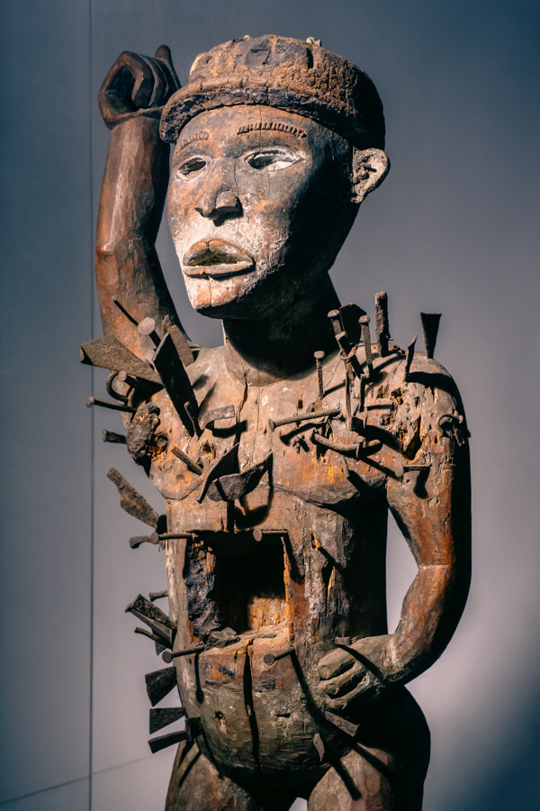 Ritualfigur (Nkisi) "Jäger" (Nkondi) aus Angola