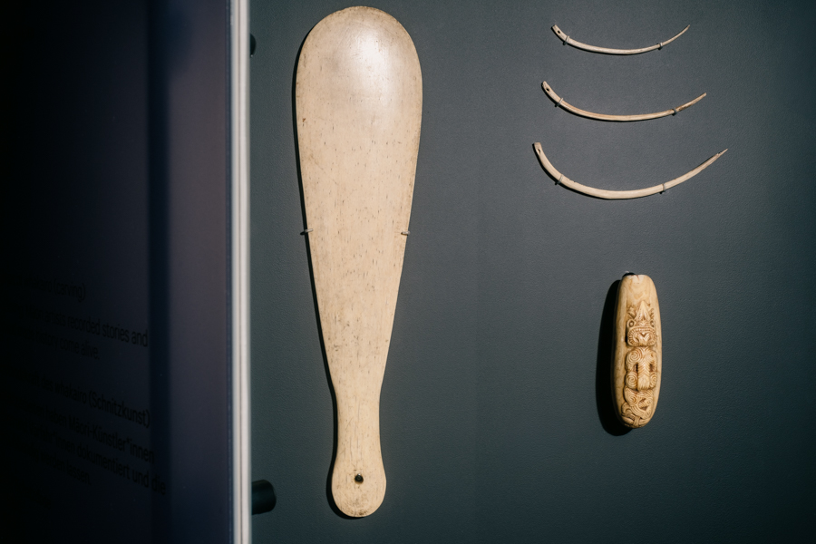 Eine Hieb- und Stoßwaffe (patu paraoa) aus Walknochen, eine Flöte aus Walzahn (Nguru paraoa) und drei Nadeln aus Knochen (Ngira)