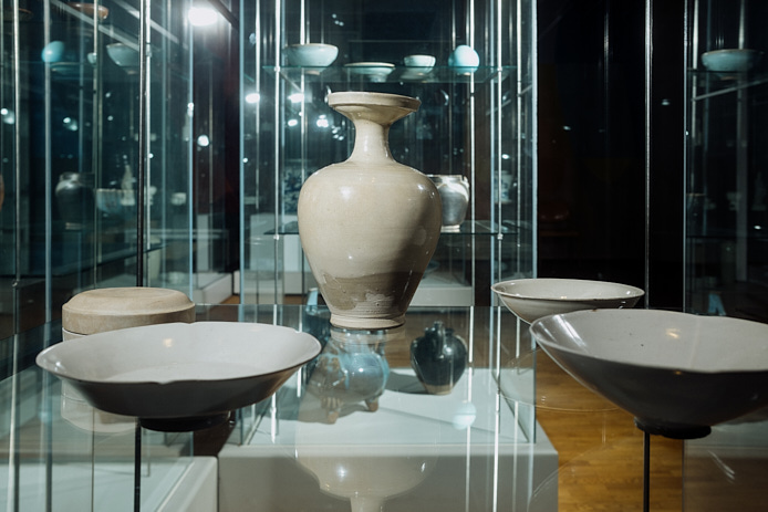 eine Vase und vier Schalen in einer Vitrine in der Ostasienausstellung