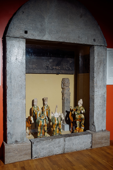 Türeinfassung und ausgewählte Beigaben einer Grabkammer aus China