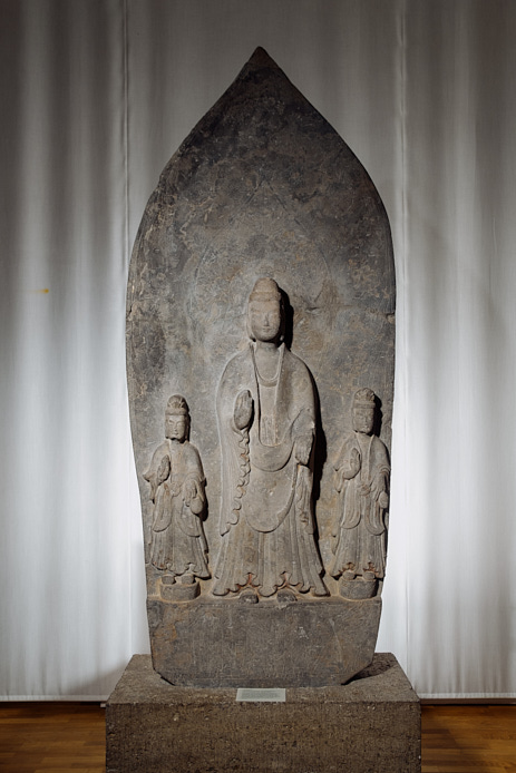 Votivstele aus China, darauf der Buddha Shakyamuni begleitet von zwei Bodhisvatta Guanyin