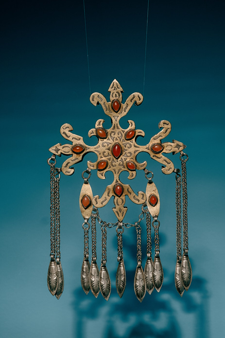 Turkmenischer Schmuckanhänger in Balkenkreuzform aus Silber mit roten Karnelosteinen