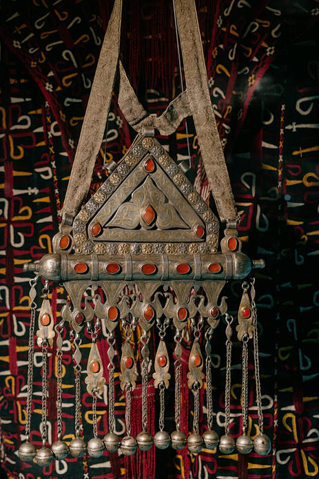 Dreieckiger Amulettbehälter aus Silber mit Karneolsteinen, Teil eines Schmuckenselbmles einer Tekke-Turkmenin