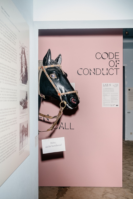 am Eingang zur Basargasse in der Dauerausstellung "Orient" steht eine rosafarbene Wand mit der Aufschrift "Code of Cunduct" hinter dem Modell eines schwaren Pferds